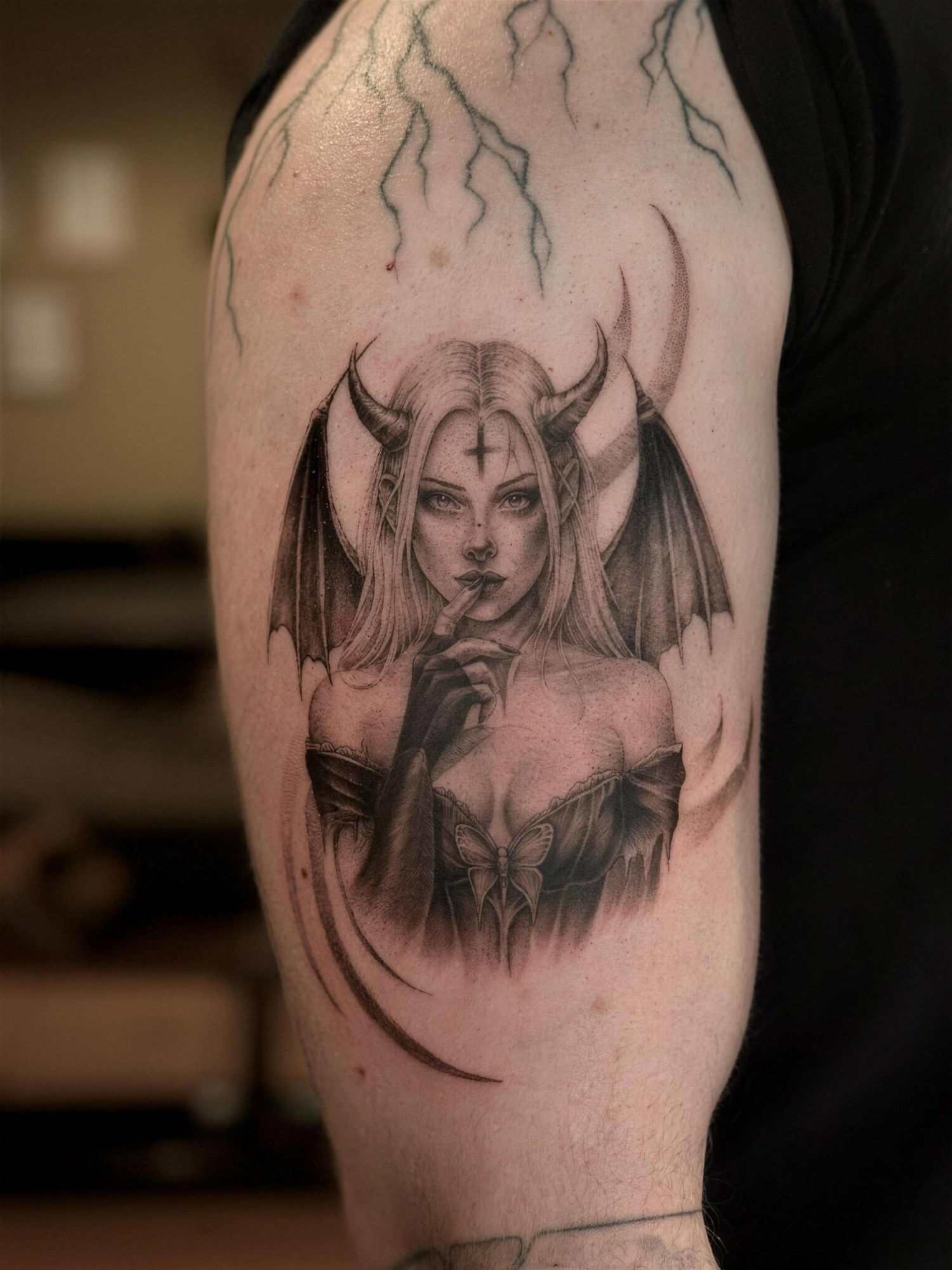 Das fertige Tattoo — geflügelte Dämonin, Oberarm