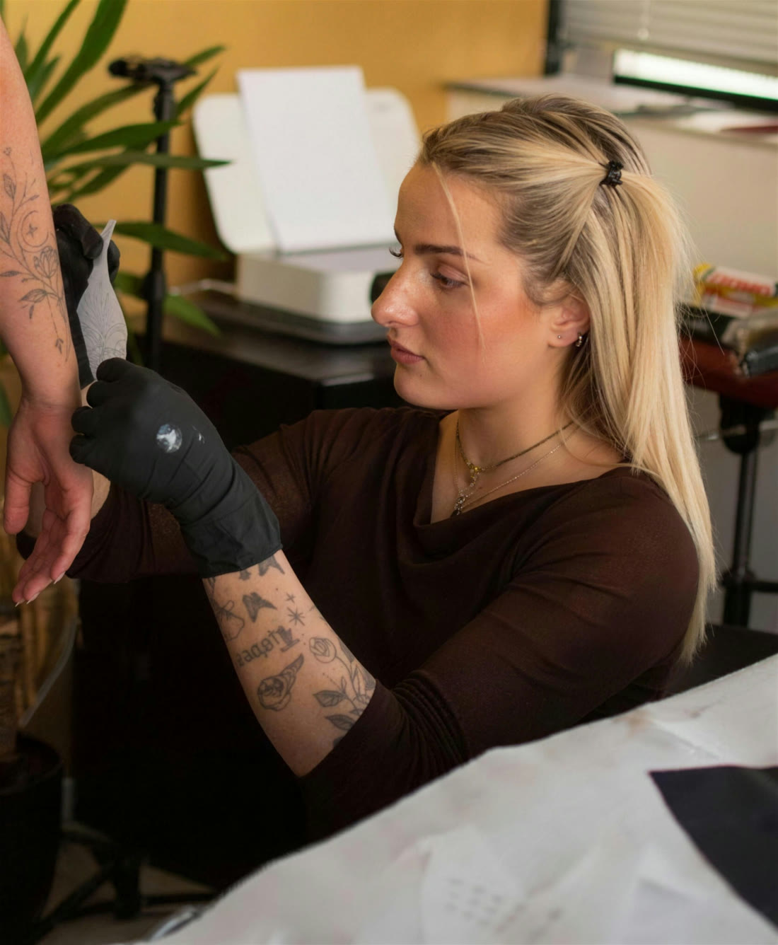 Maria bringt im Studio den Stencil an